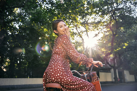 清新美女骑自行车微笑图片