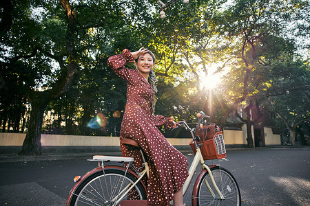 回眸一笑章子怡清新美女骑自行车回眸一笑背景