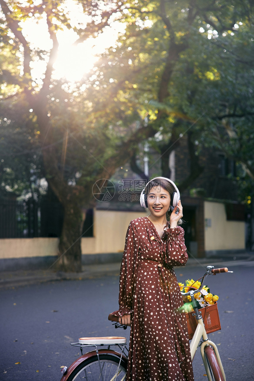 清新美女骑自行车听音乐图片