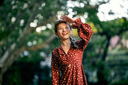 碎花长裙清新美女出游逛街笑容满面背景