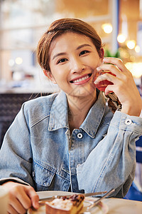 坐着吃枇杷的女孩清新美女游玩惬意下午茶时光背景