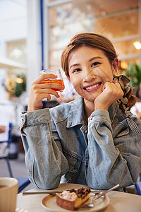 坐着吃枇杷的女孩清新美女游玩惬意下午茶时光背景