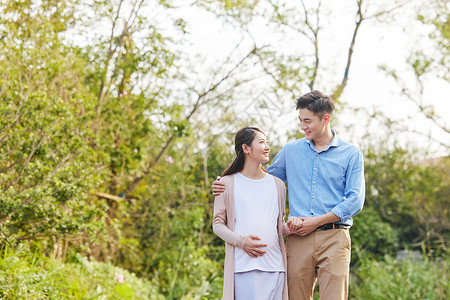 孕妇一家人陪伴怀孕妻子的丈夫背景