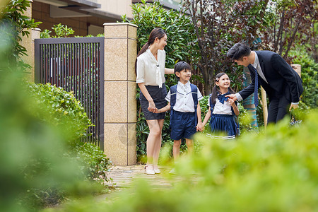 上班出门中产阶级家长送小孩上学背景