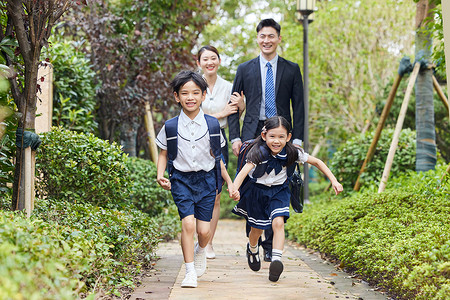 下雨出门的孩子中产阶级家长送小孩上学奔跑背景