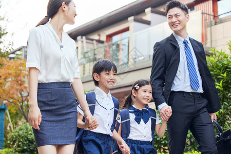 中产高端小区里家长送小孩上学背景