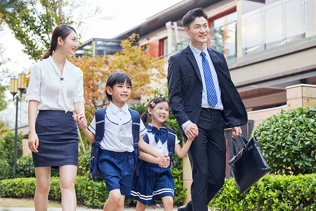 小区和谐高端小区里家长送小孩上学背景