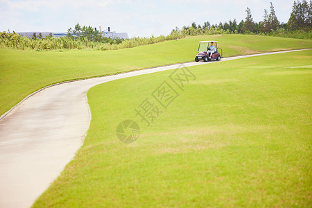 高尔夫球场上的代步车背景图片