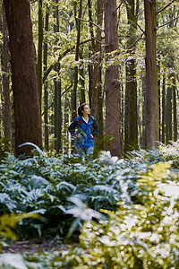 积极的运动装徒步女生独自穿越森林背景