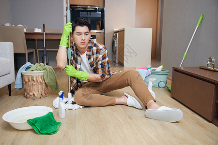收拾家务的男人年轻男士做家务疲惫背景