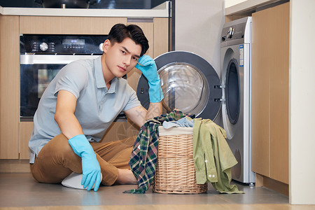 年轻男性居家洗衣服高清图片