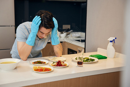 厨余垃圾海报年轻男士厌烦情绪面对厨房背景