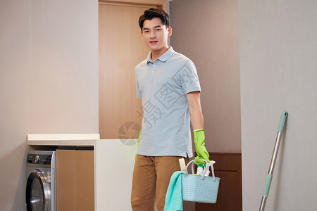蓝色转让洁具年轻男士在家手提清洁工具背景