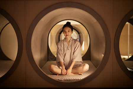 汤泉馆休息区域休息的青年女性形象背景图片