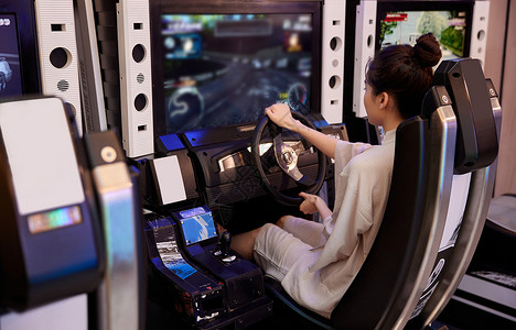 青年女性在游戏厅开赛车高清图片