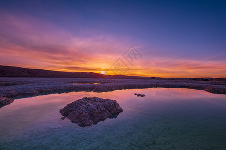 芒崖翡翠湖上的日出朝霞高清图片