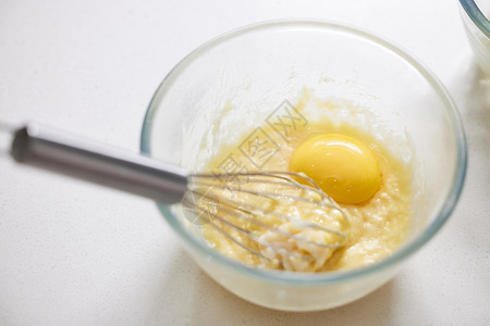 搅拌鸡蛋和面糊静物高清图片