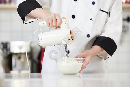 白色厨房制作搅拌机和面制作糕点特写背景