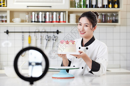直播展示蛋糕的青年女烘焙师背景图片