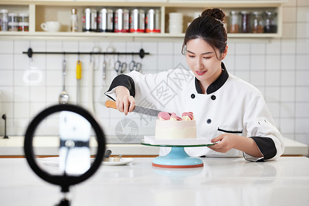 女烘焙师直播烹饪奶油蛋糕背景图片