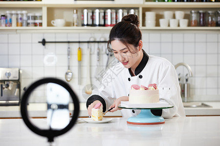女烘焙师直播制作奶油蛋糕背景图片