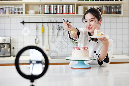 女烘焙师直播吃奶油蛋糕图片素材