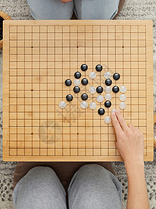 两个人在围棋对弈图片