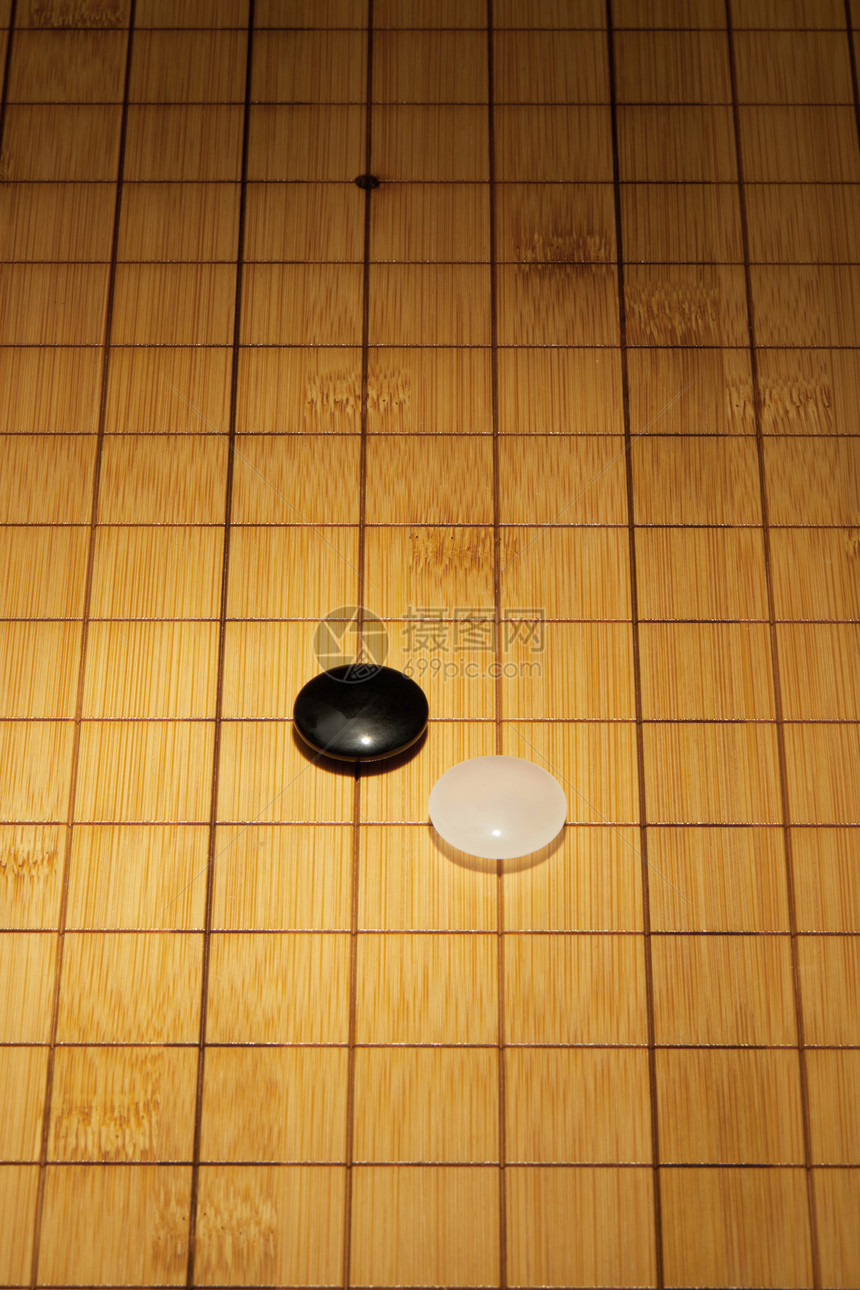 围棋盘上的黑白棋子图片