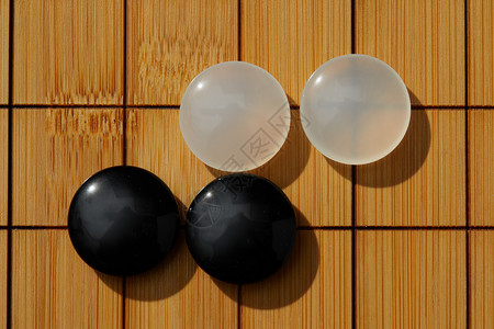 围棋盘上的黑白棋子背景图片