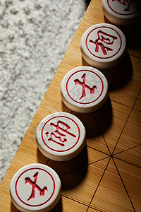 光影下的象棋图片