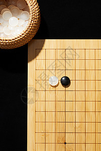 围棋盘上的黑白棋子背景图片