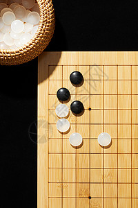围棋盘上的黑白棋子图片
