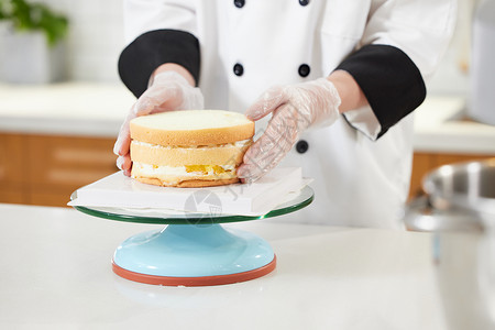 甜点厨师女性烘焙师制作蛋糕特写背景