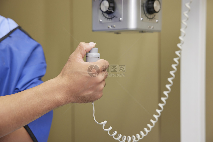 宠物医院护士调试放射室仪器图片