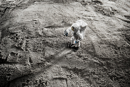 宇航员脚印太空登月创意小人俯拍背景