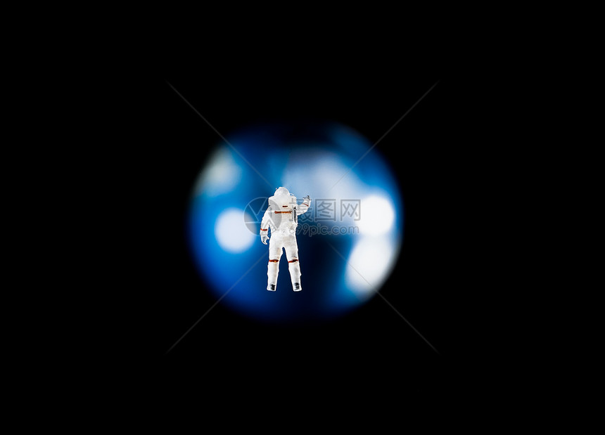 悬浮在太空中跟地球挥手的宇航员图片