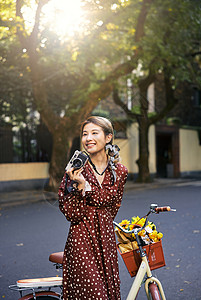 鲜花拍摄清新美女骑自行车拍照背景