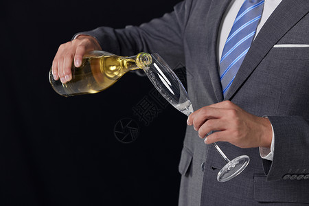 品酒的男性商务人士高清图片