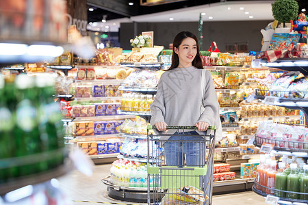 超级模特何穗青年女性推手推车逛超市购物背景