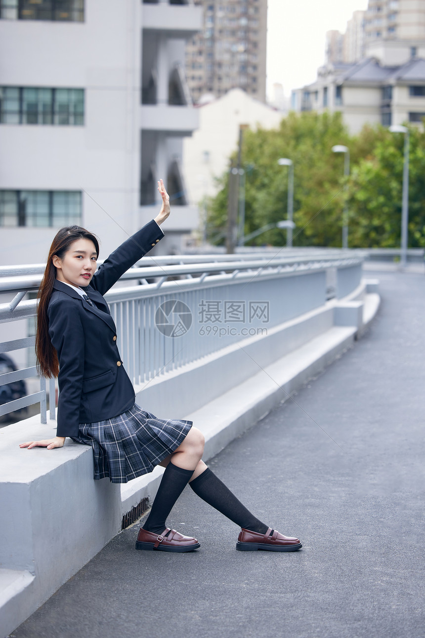 秋季青春活力女大学生打招呼图片