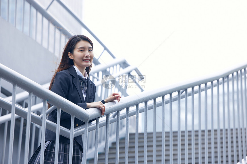 日系小清新美女站在楼梯上图片