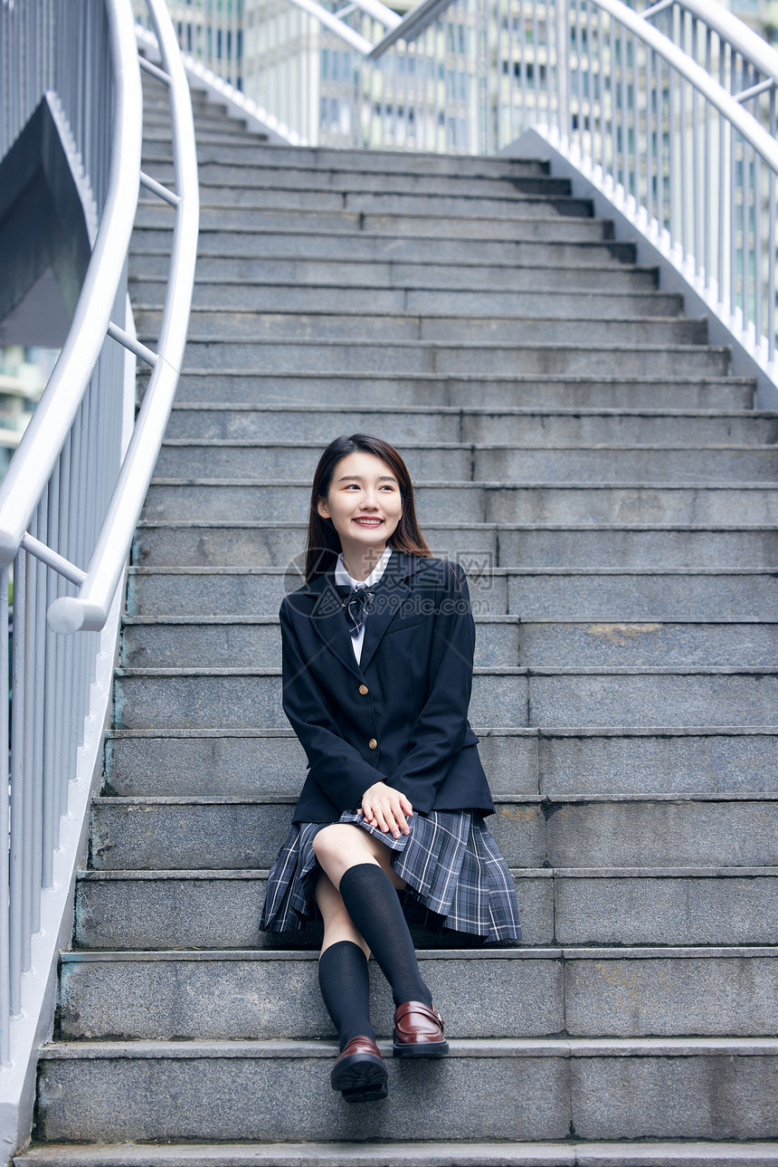 秋季日系清新女大学生坐在台阶上图片