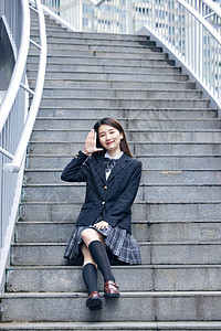 秋季日系清新女大学生坐在台阶上高清图片