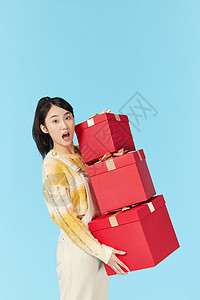 美女欢乐迎接新年手拿礼物盒背景图片