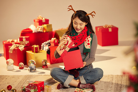 清纯可爱美女圣诞节手拿礼物盒背景图片