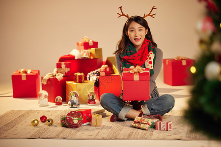 清纯可爱美女圣诞节手拿礼物盒高清图片