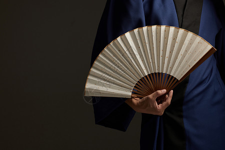中国经典边框穿着汉服的人拿着折扇背景