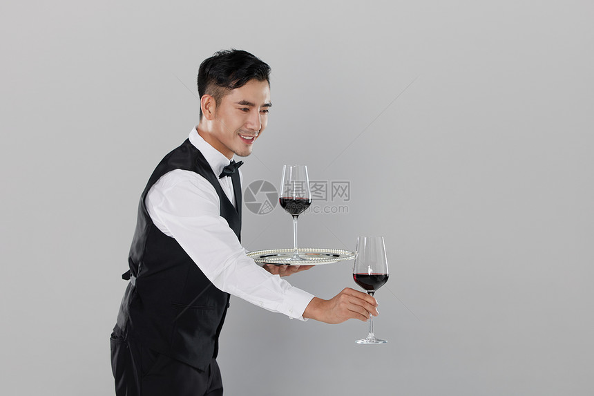 端着红酒的服务生形象图片