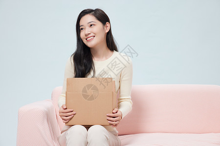 居家网购的女性开心打开包裹背景