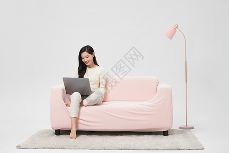 工作闲暇女性在家使用电脑办公购物背景